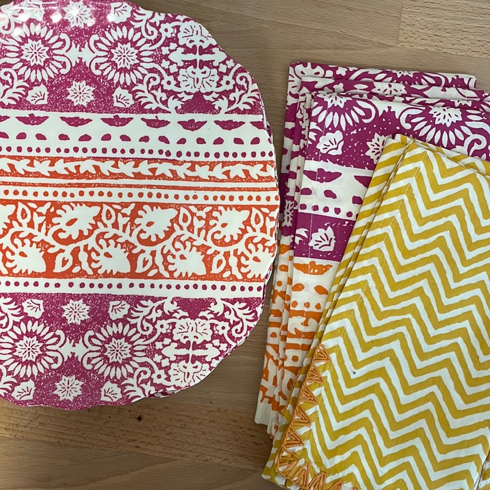 Set of 6 Outdoor Plates and Cloth Napkins